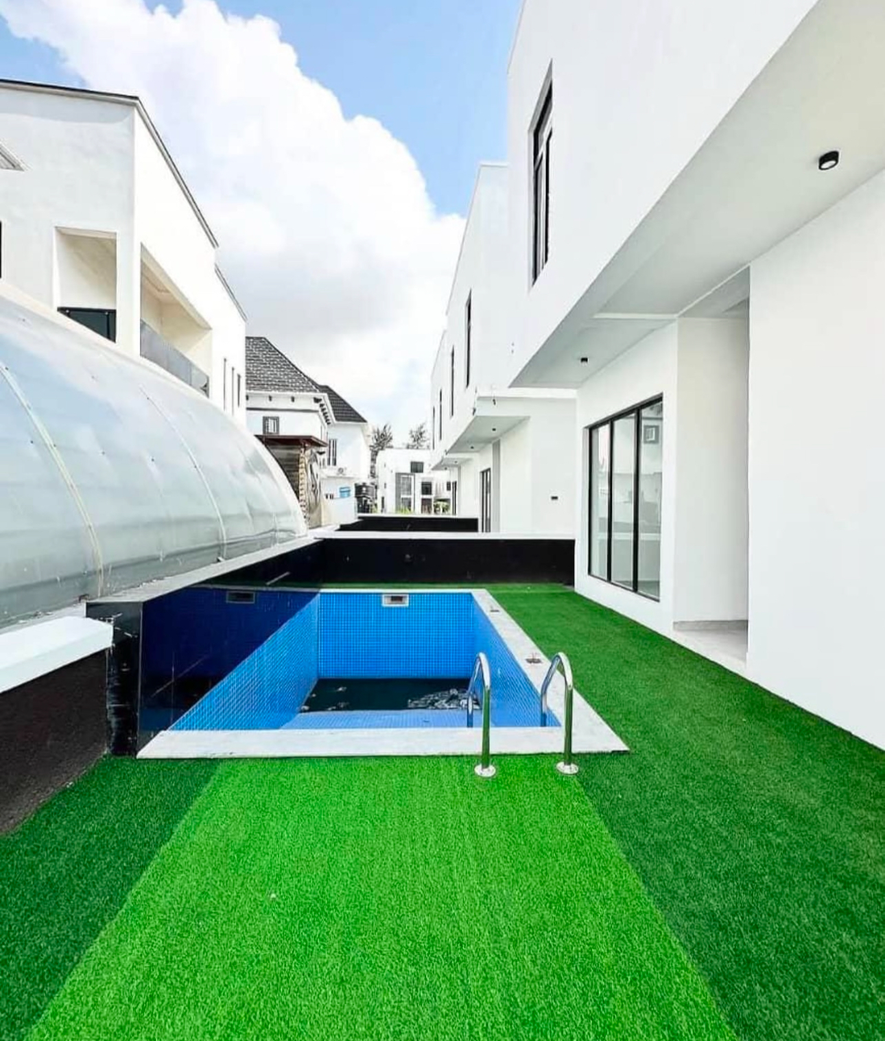 5 Bedroom fully detached duplex