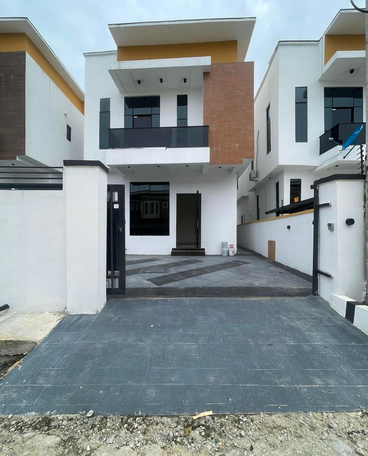 DETACHED 4 bedroom duplex
