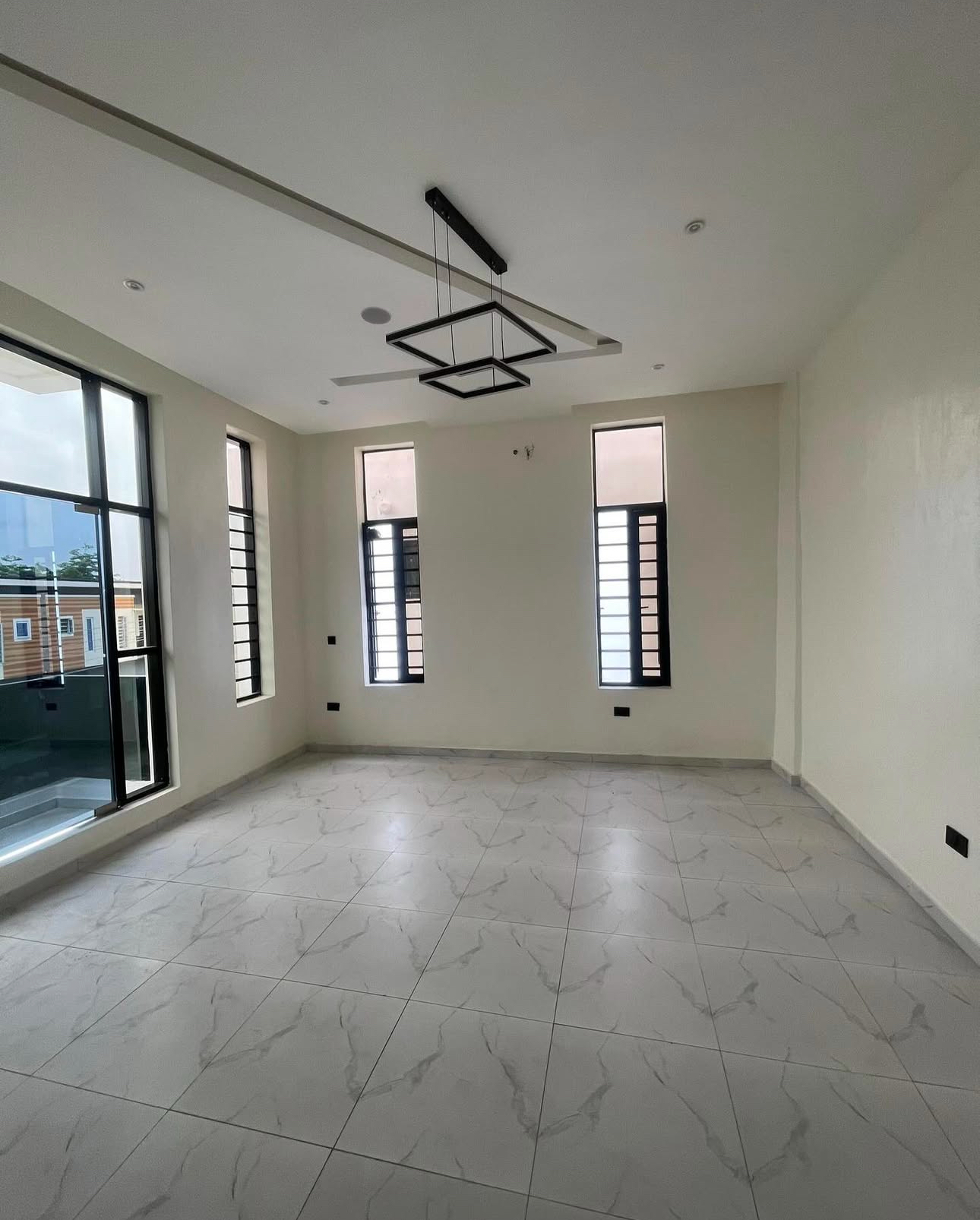 DETACHED 4 bedroom duplex