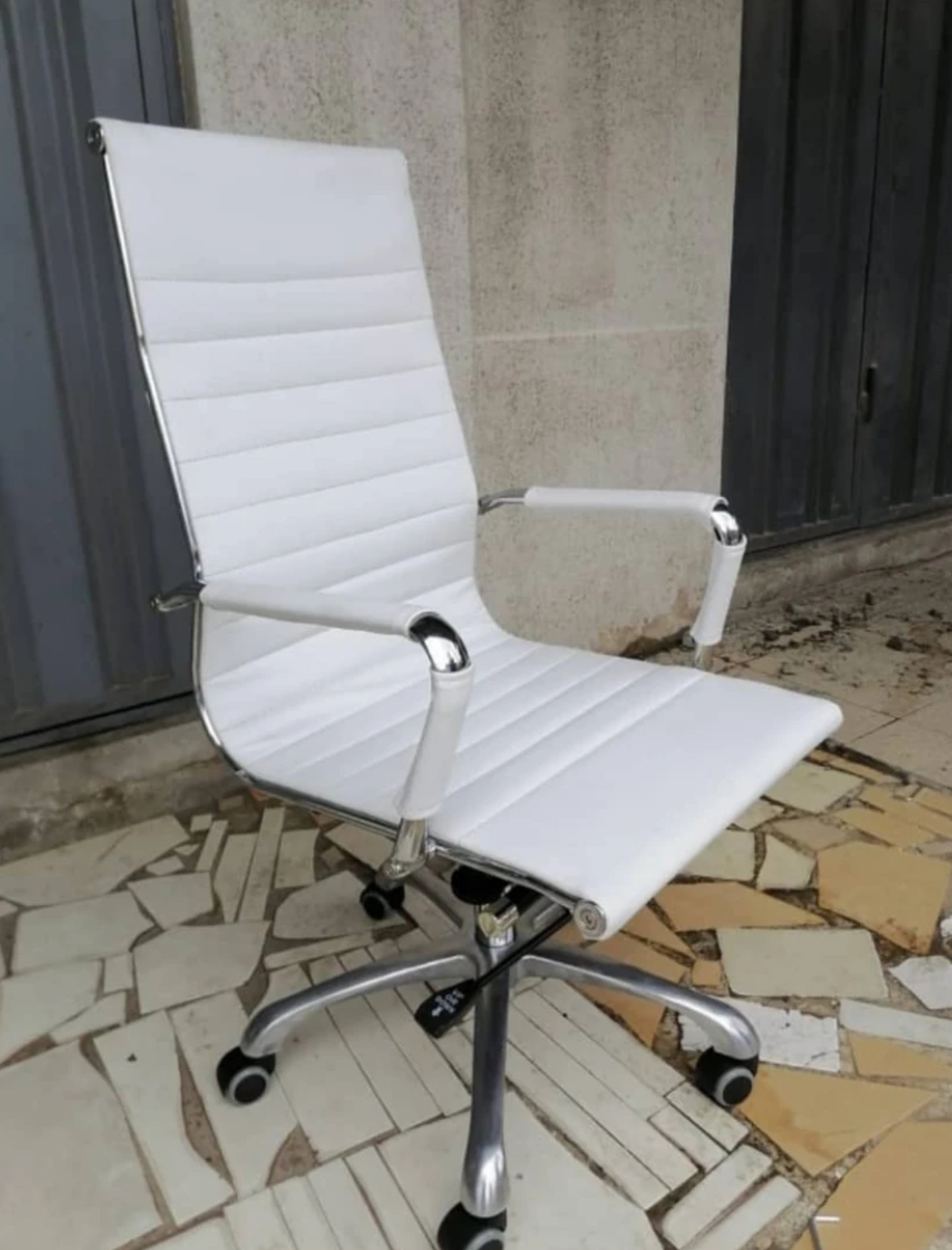EXECUTIVE OFFICE CHAIR